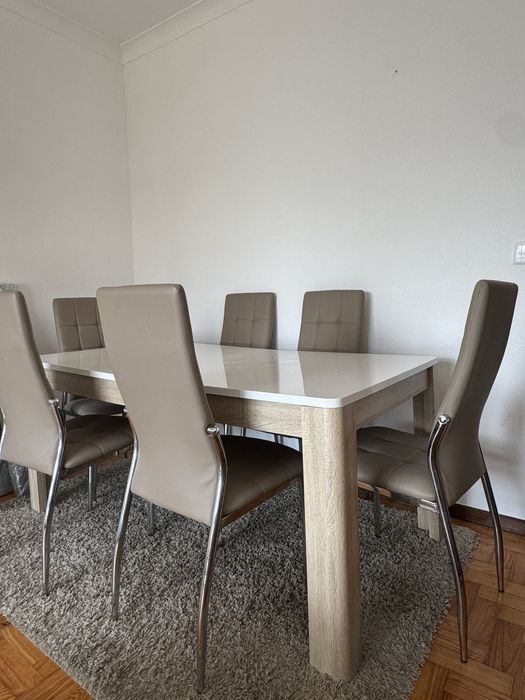 Mesa de jantar extensivel e 6 cadeiras