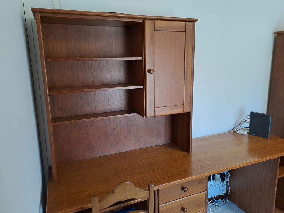 Secretária + Cadeira + Roupeiro em Pinho Mel