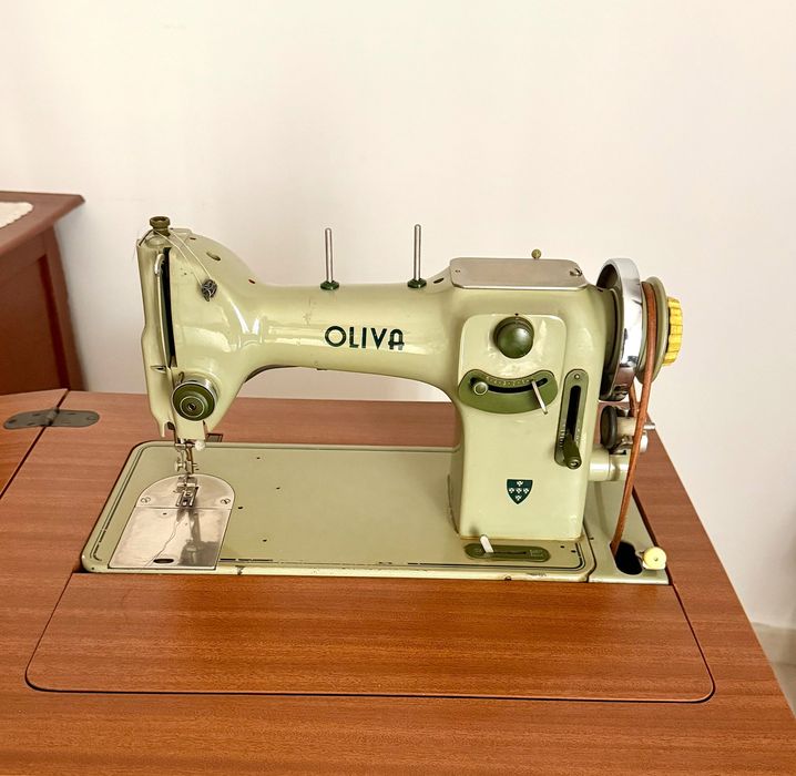 Máquina de costura Oliva com móvel