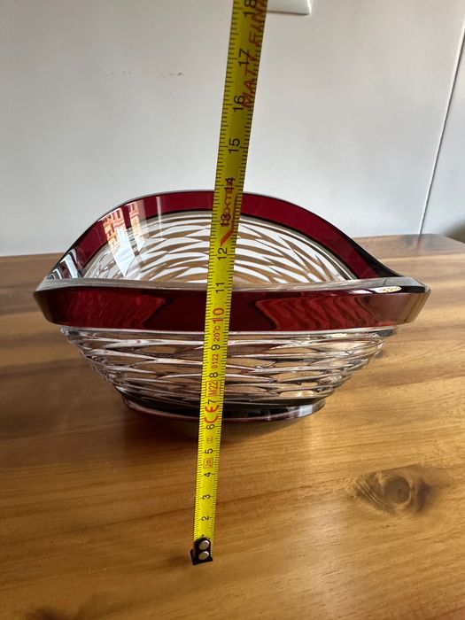 Vaso ou fruteira de cristal Bohemia em vermelho rubi, caracterizada pelo design de linhas lapidadas à mão que criam um efeito visual dinâmico