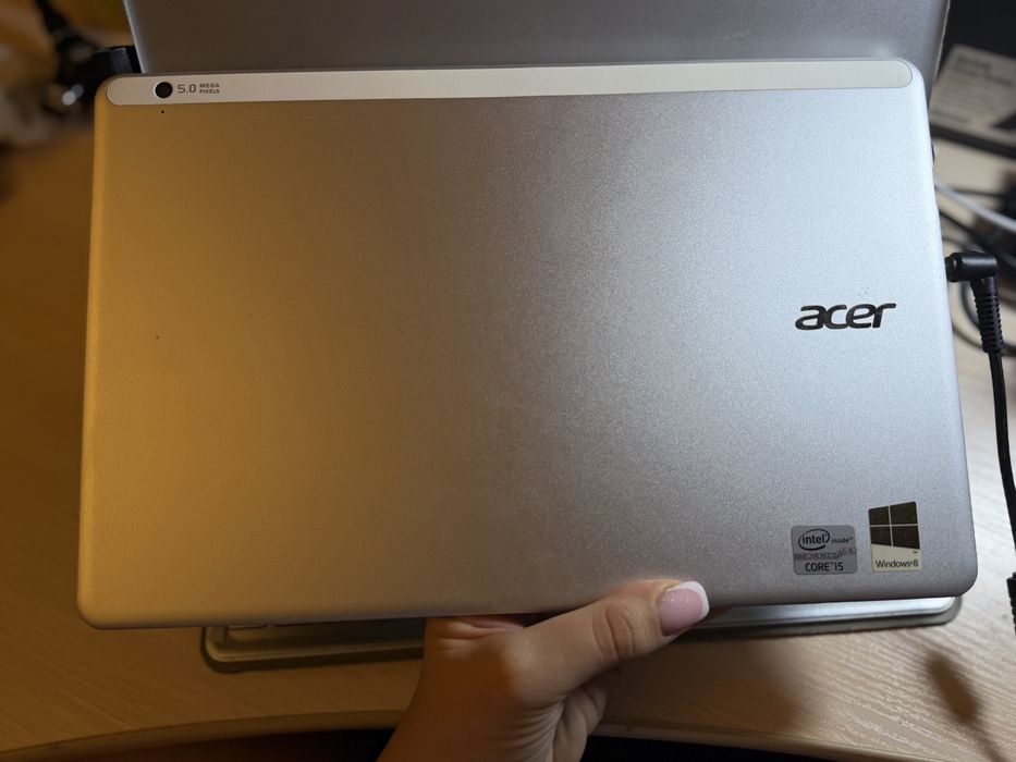 планшет-ультрабук Acer Aspire P3 (найчастіше маркується як серія Acer Aspire P3-171) у комплекті з фірмовим оригінальним чохлом-клавіатурою