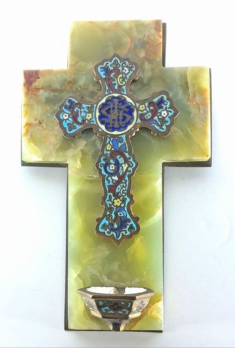 Cruz sec. XIX francesa com pia de água benta