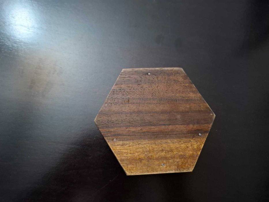 Porta-joias e madeira esculpida à mão, com formato hexagonal