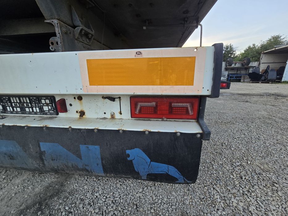 Zderzak  tylni ciężarówki przyczepy kompletny z lampami