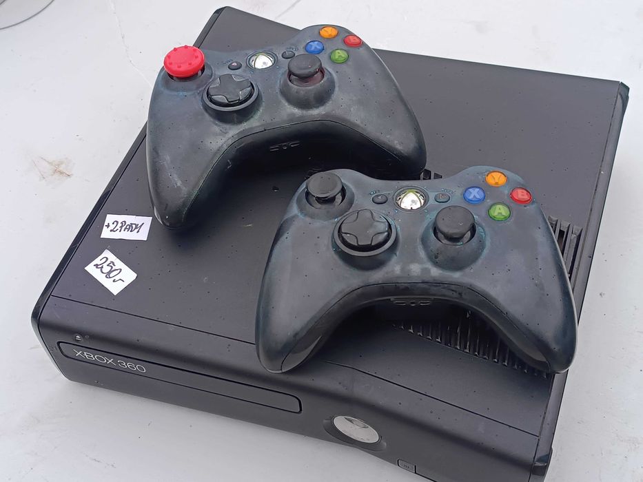 Konsola Microsoft xbox 360 s model 1439 + 2 pady + zasilacz + kable zestaw