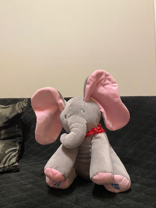 Плюшевий слоник що співає Peekaboo