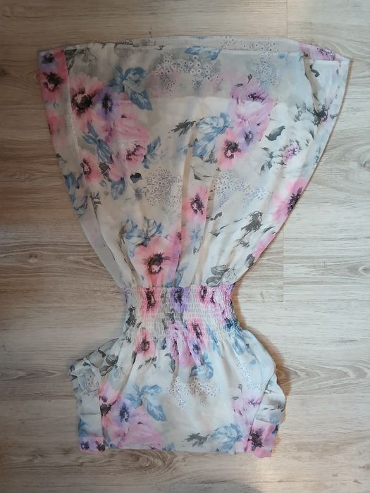 Urocza kwiecista sukienka