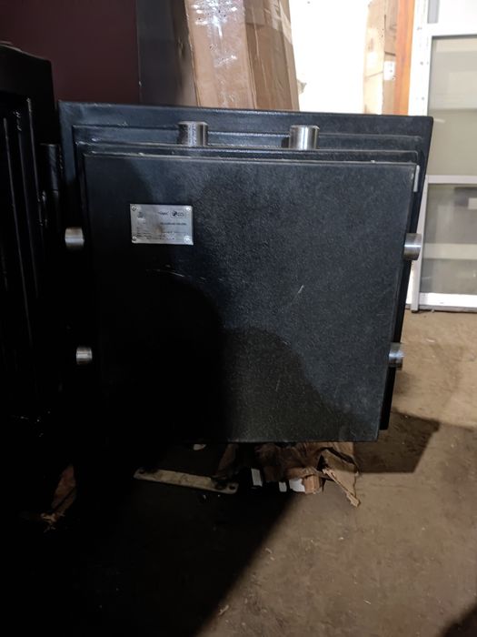 Продаю б.у  Сейф вогнезламостійкий  банківський 5 клас захисту (вибір)