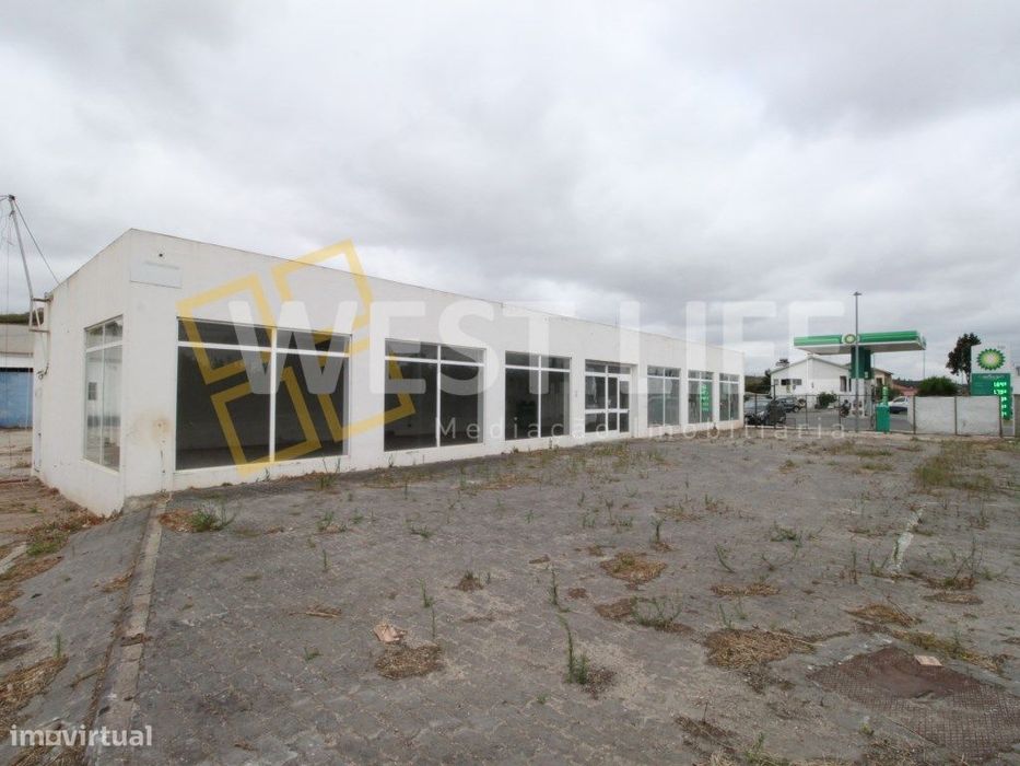 Warehouse situated on a 4040 m² plot for industrial activities -...