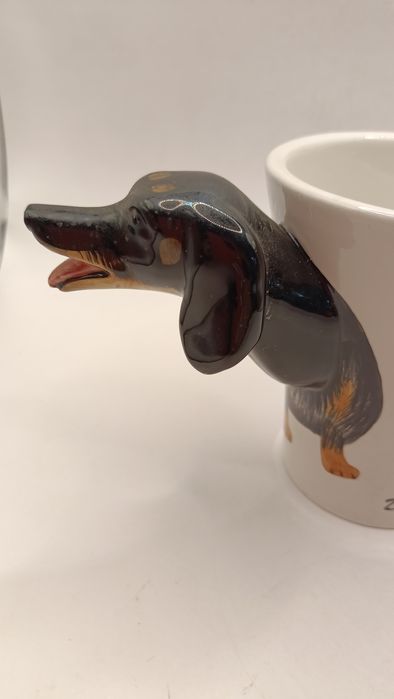 Figurka kubek pies jamnik w budzie