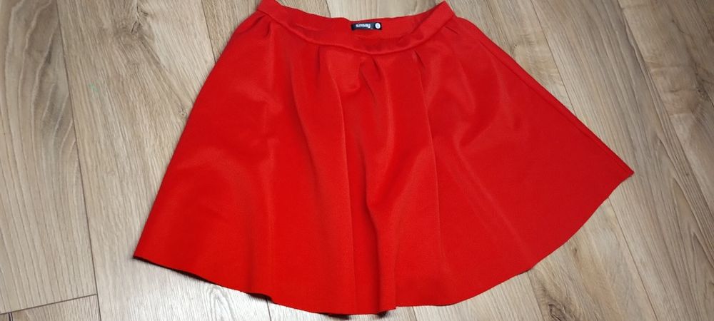 Czerwona spódniczka