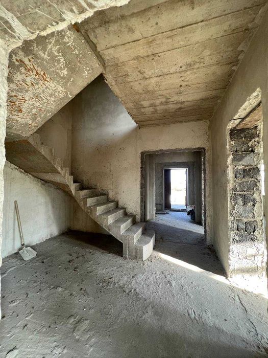 Продаж будинку 200 м² / 12 соток / гараж