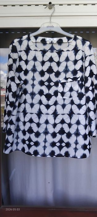 Blusa nova de Verão azul escura com motivos brancos t° L