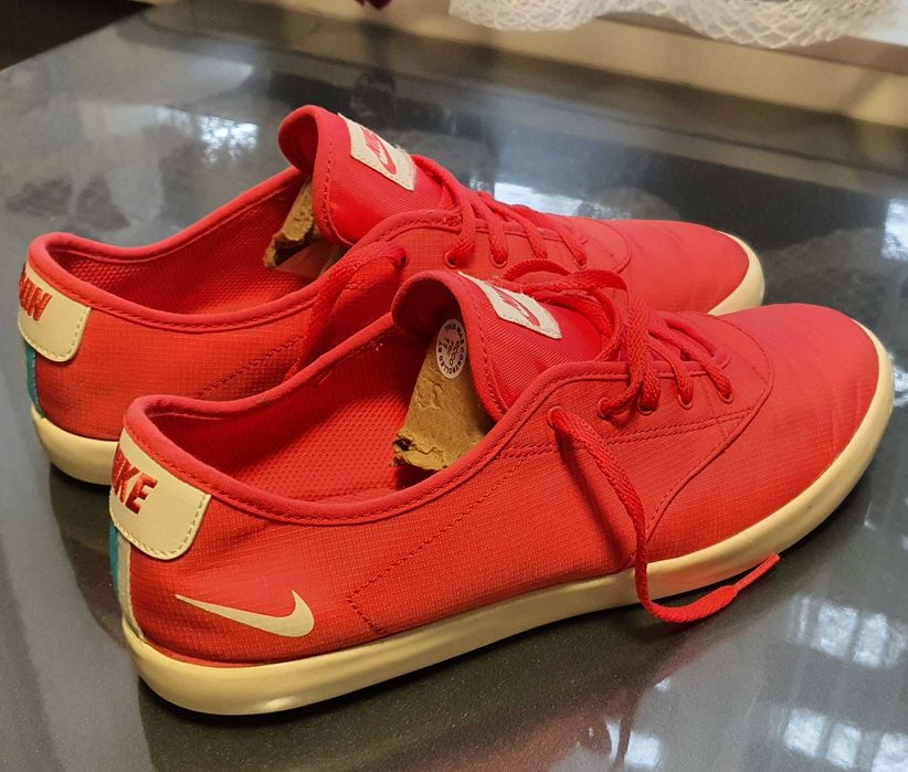 Кеди NIKE.в яскравому кольорі