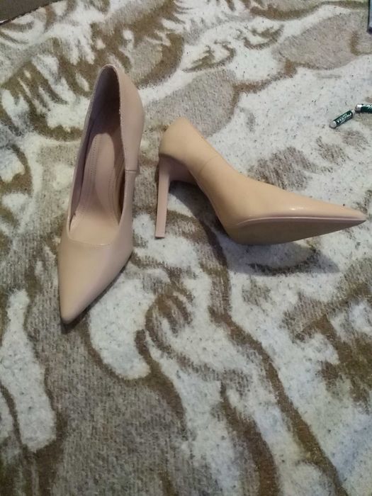 Жіноче взуття 37