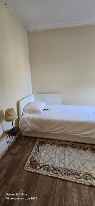 Quarto individual perto da rotunda Areosa