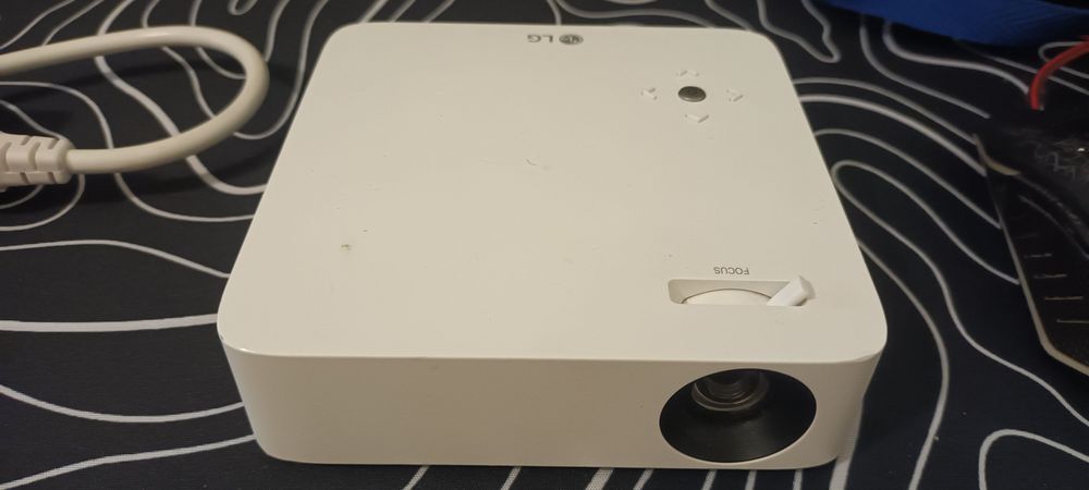 Projetor portátil LG CineBeam modelo PH30N