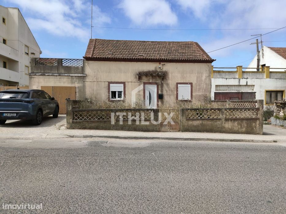 Moradia em Atouguia da Baleia, Peniche, com 2 quartos e potencial de r