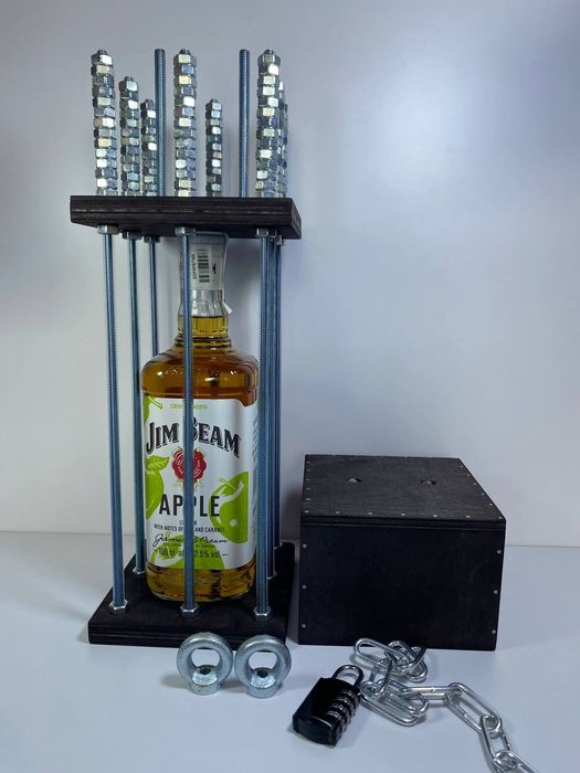 Сейф для бутылки / Бутылка в клетке