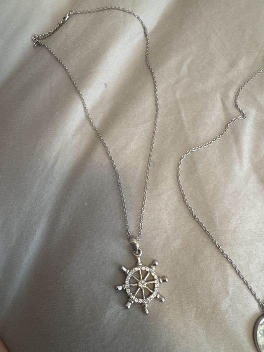 Variedade de colares lindos e unicos