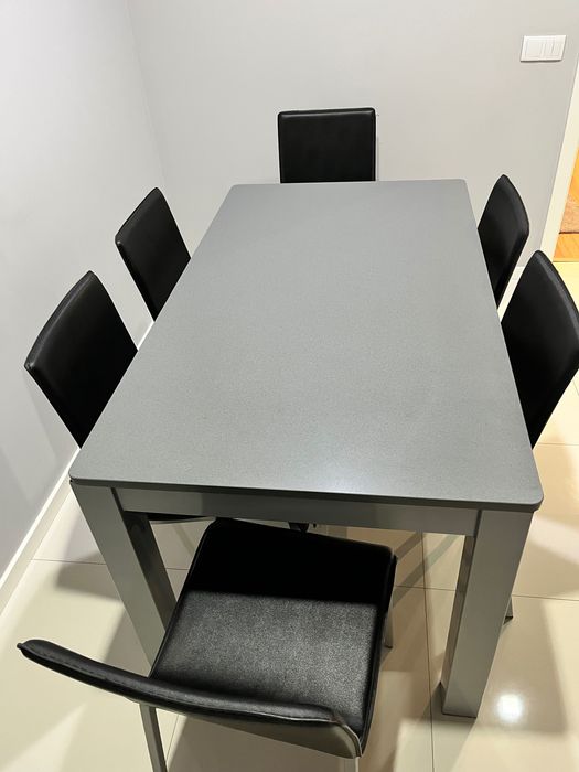 Mesa e cadeiras de cozinha