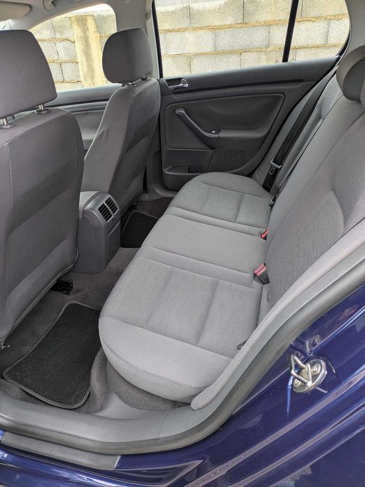 Volkswagen Golf 1.4 Gasolina — Confortável e fiável