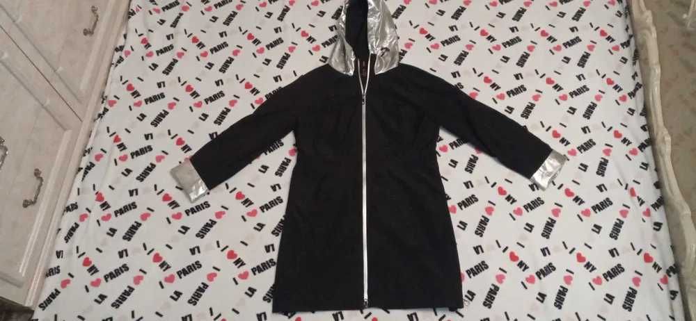 Плащ жіночий чорного кольору з срібними вставками та капюшоном.