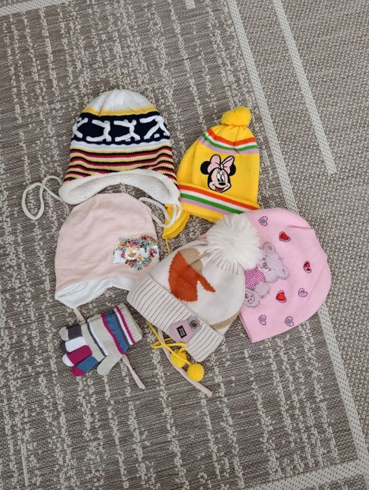 Набір шапок на дівчинку