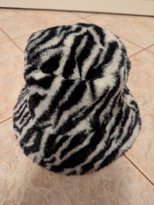 Kapelusz zimowy biało czarny z Sinsay czapka