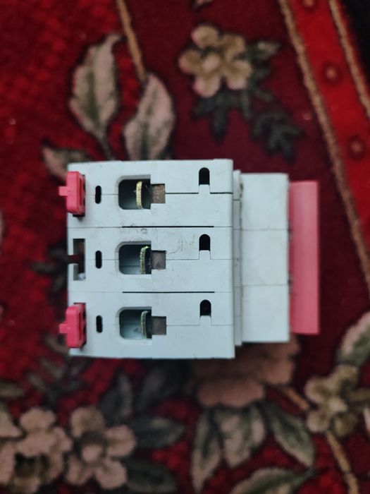 Автоматичний вимикач на 40А 3 фази