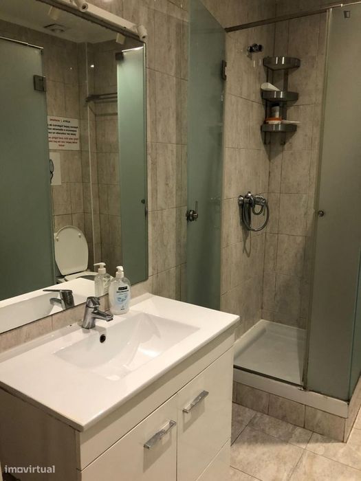Quarto - localizado em São Sebastião Lisbon