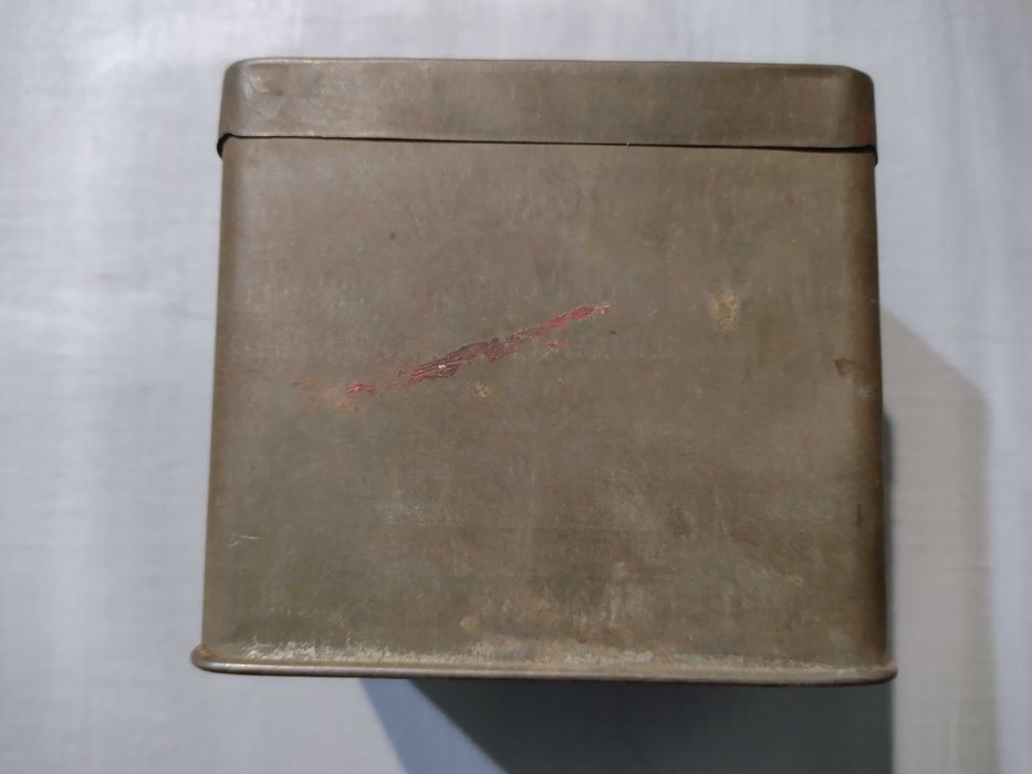 Stara puszka metalowa wojskowa po żywności