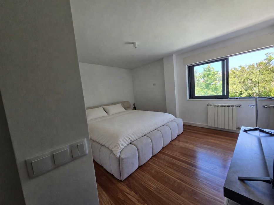 Cama Forvik 200x200 com arrumação, bege, colchão e topper Pikolin