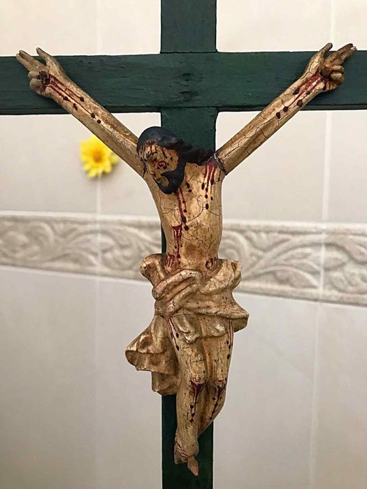 Antigo cristo na cruz em madeira