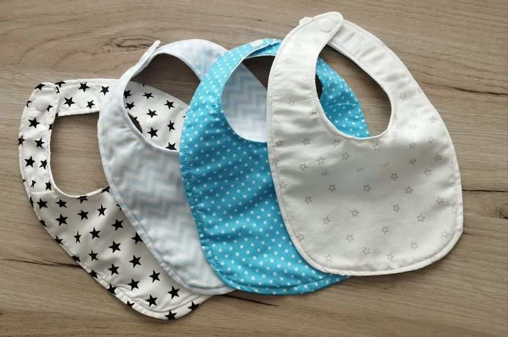 Babetes de bebê com turco impermeável