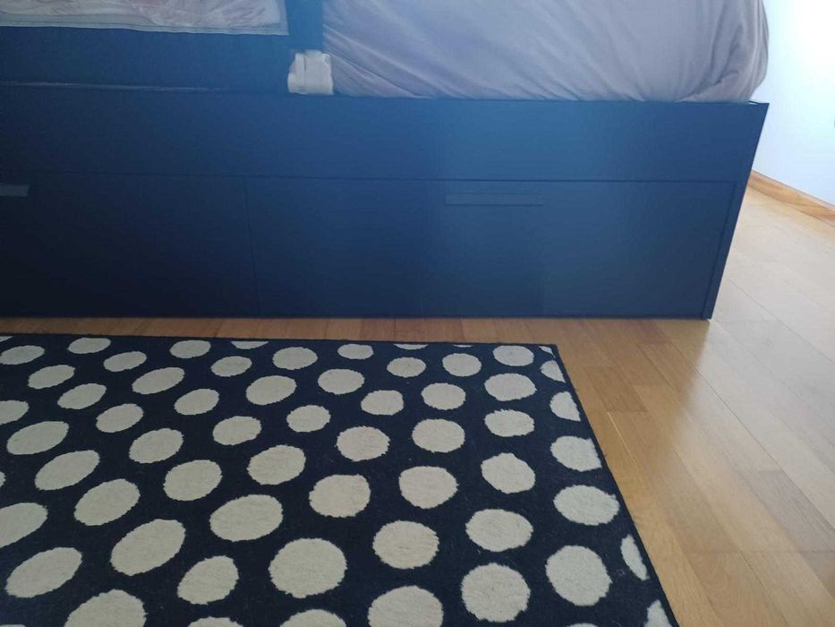 Cama Ikea com estrado, com cabeceira, com 4 gavetões