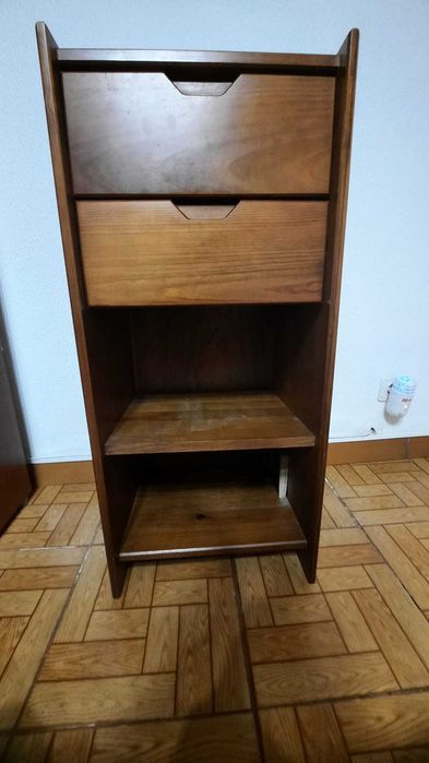 Móvel castanho com gavetas
