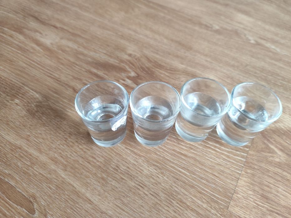 4 copos de shot absolut