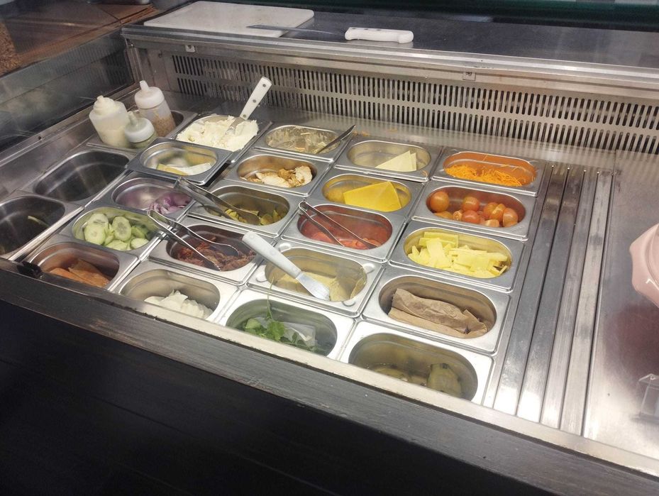 vitrine frigorifica integrada dentro de um balcão de madeira