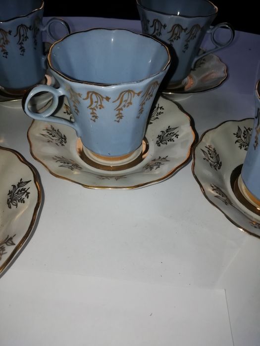 Кофейные чашки с блюдцами.