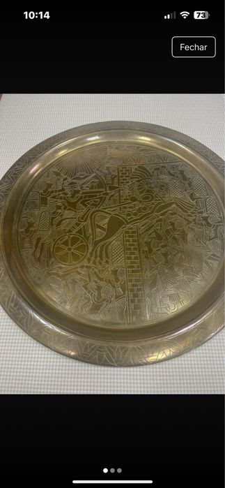 Pratos decorativos em latão sem marca.