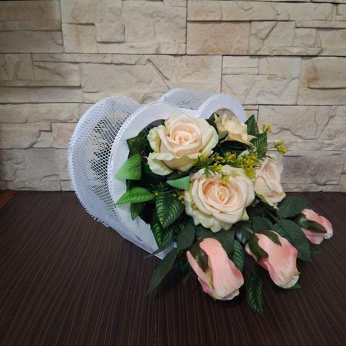 Kompozycja kwiatowa stroik róże serce