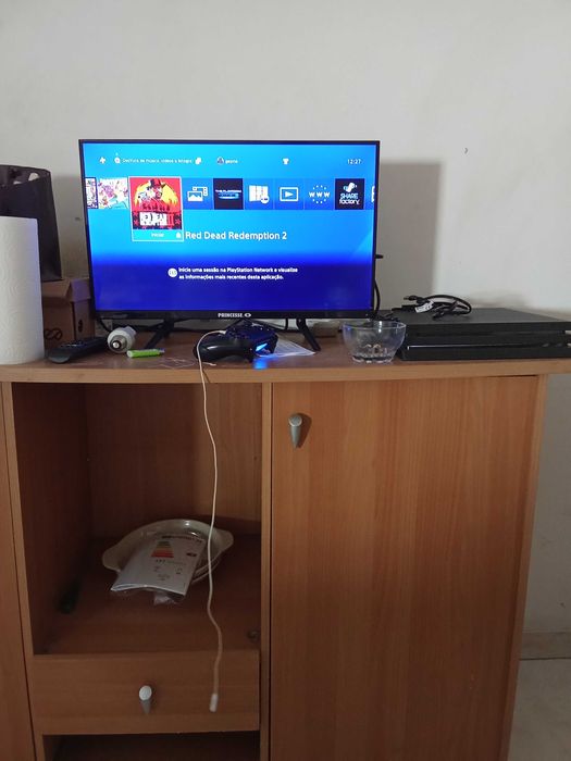 TV 24 polegadas mais PS4 pro mais comando do mais 5 jogos