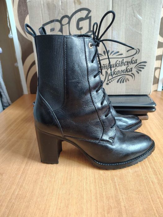Шкіряні жіночі черевики на підборах