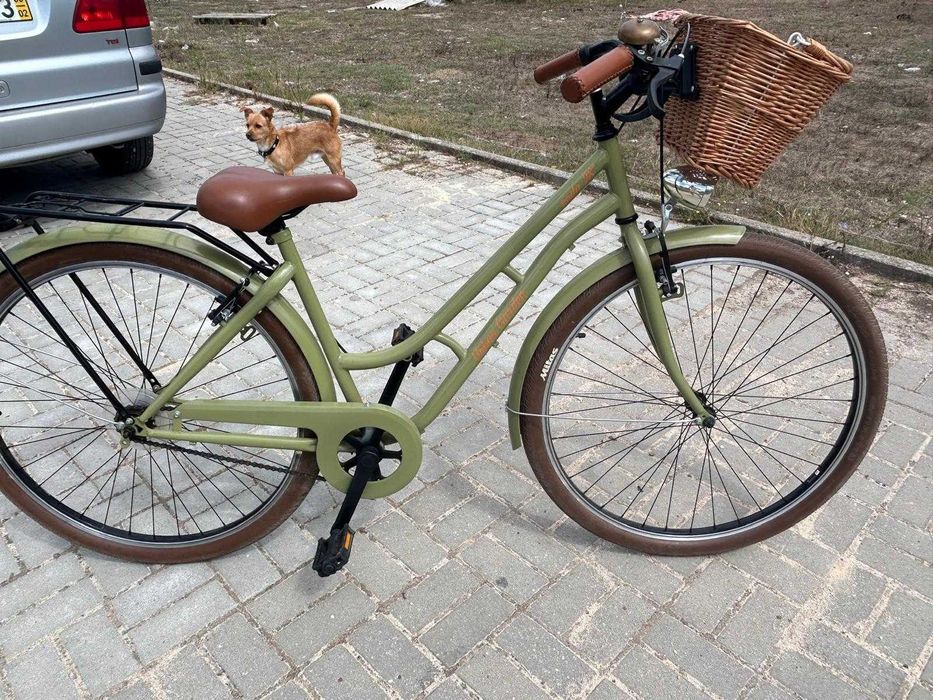Bicicleta urbana Dolce Vita by Canellini mulher com bolsa e cesto - Verde Oliva