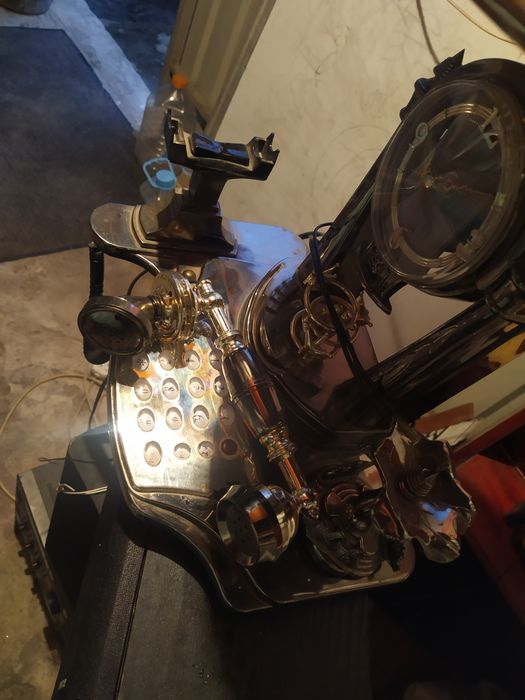 Продам часы будильник и телефон