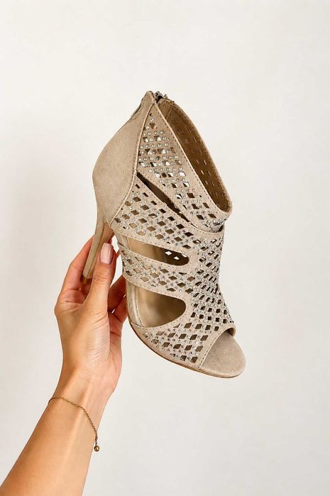 Vários lotes de sapatos compostos por 12 pares de calçado novos, ideais para revenda online, lojas e feiras