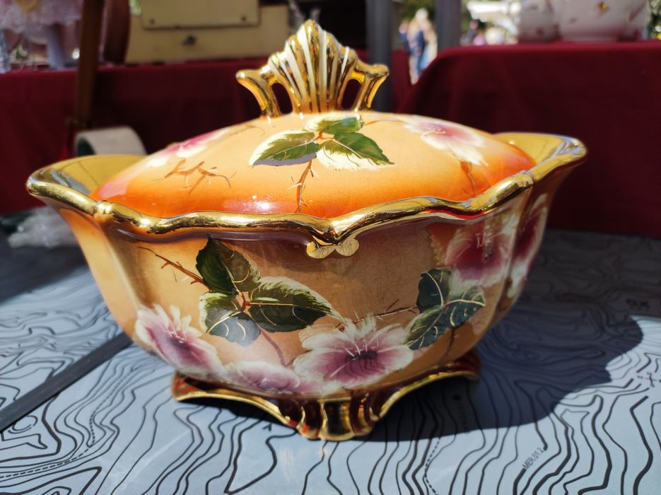 Bomboneira em flores e dourado