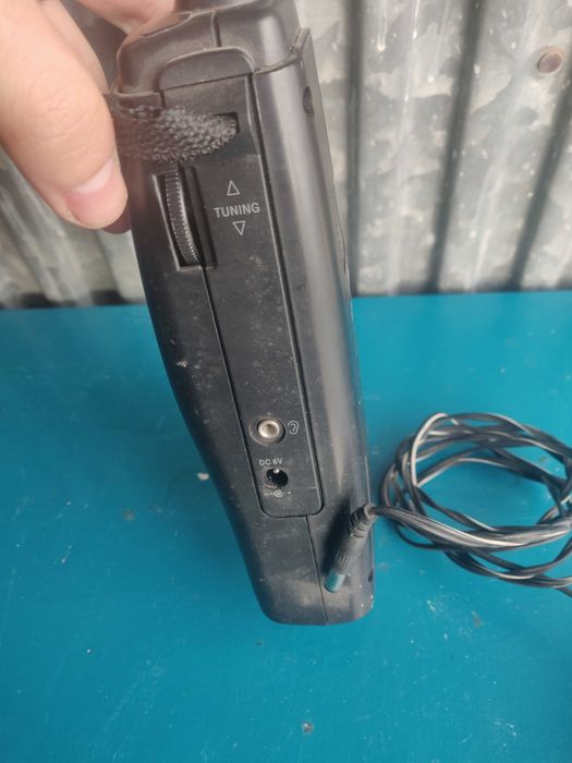 radio com pilhas e carregador