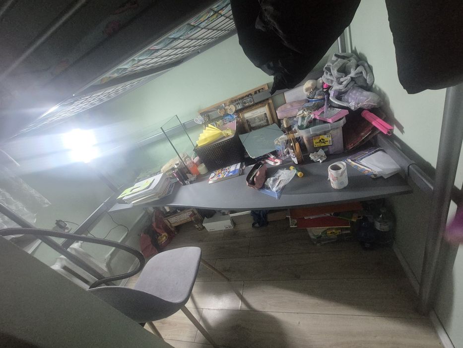 Łóżko metalowe z biurkiem